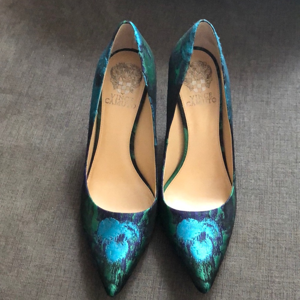 Vince Camuto pumps 7.5